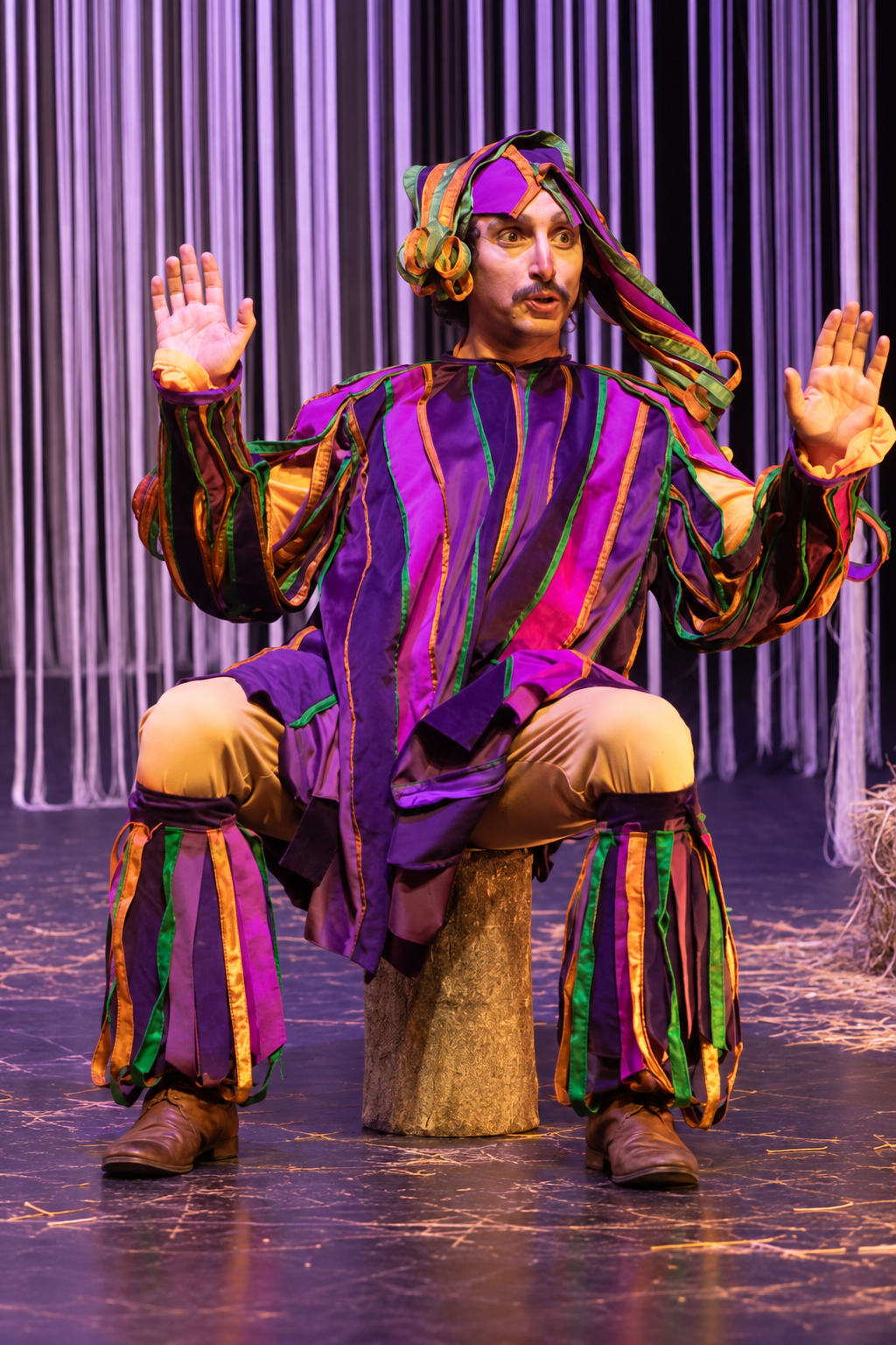 Personaje de Como les guste con vestuario multicolor